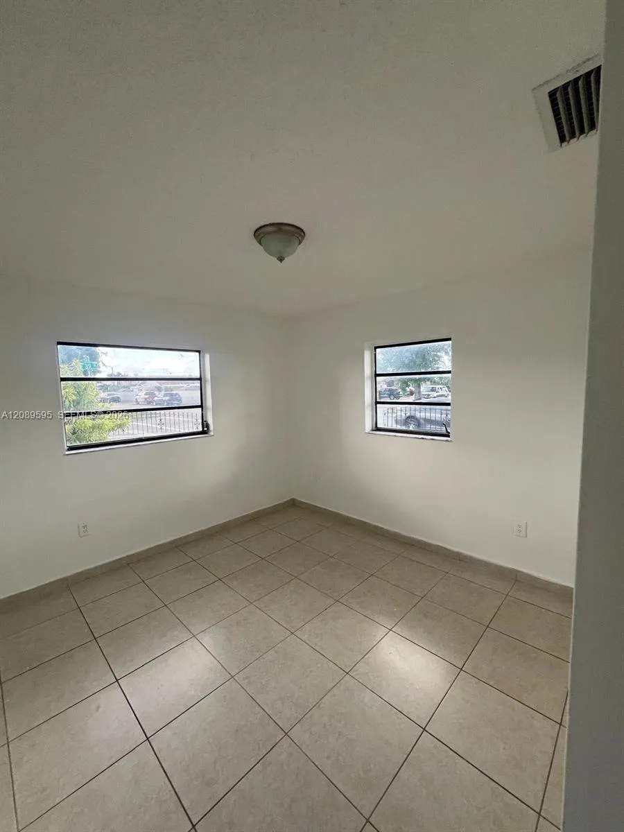 1400 W 39th Pl #1400 Hialeah, FL 33012