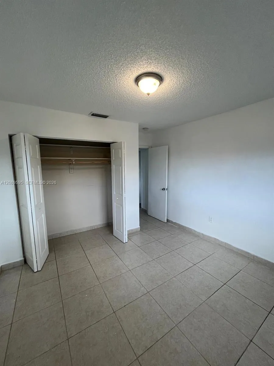 1400 W 39th Pl #1400 Hialeah, FL 33012