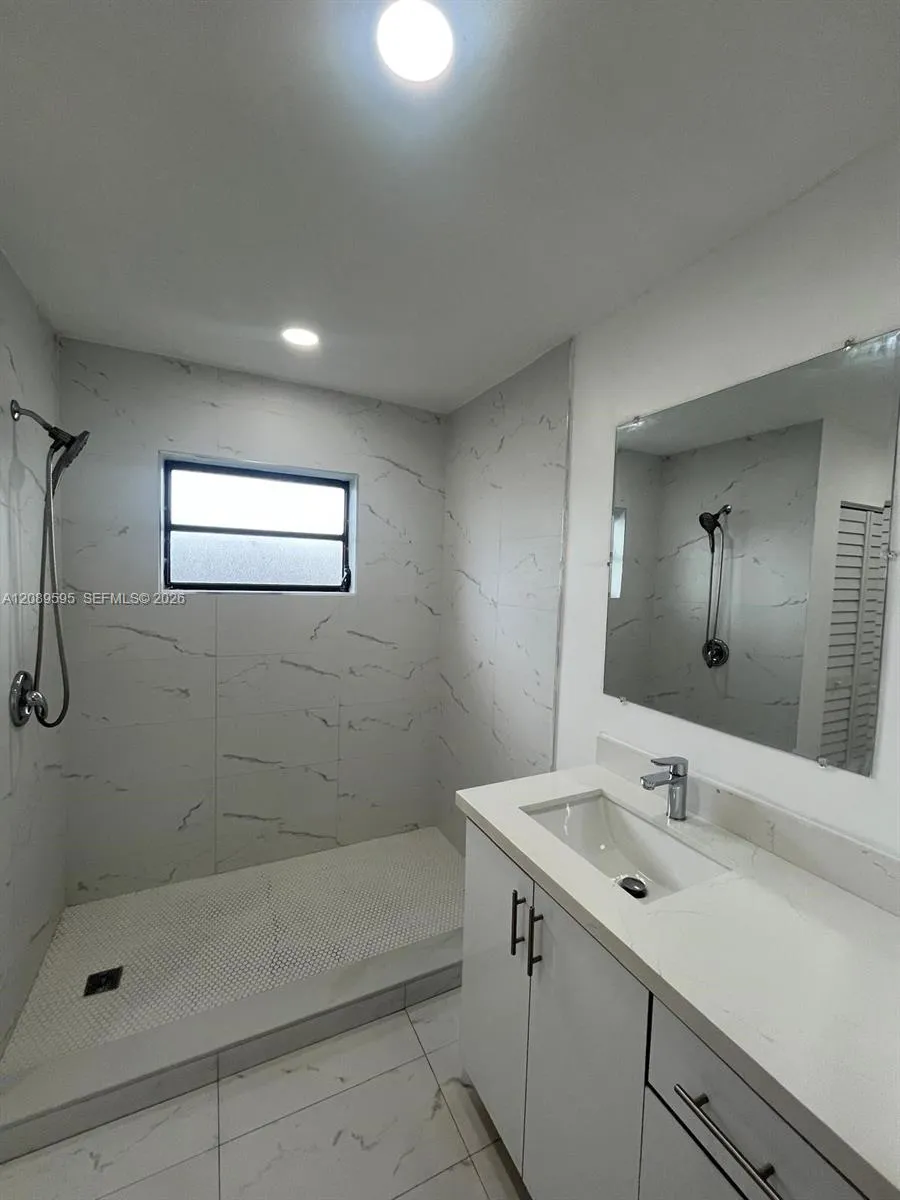 1400 W 39th Pl #1400 Hialeah, FL 33012