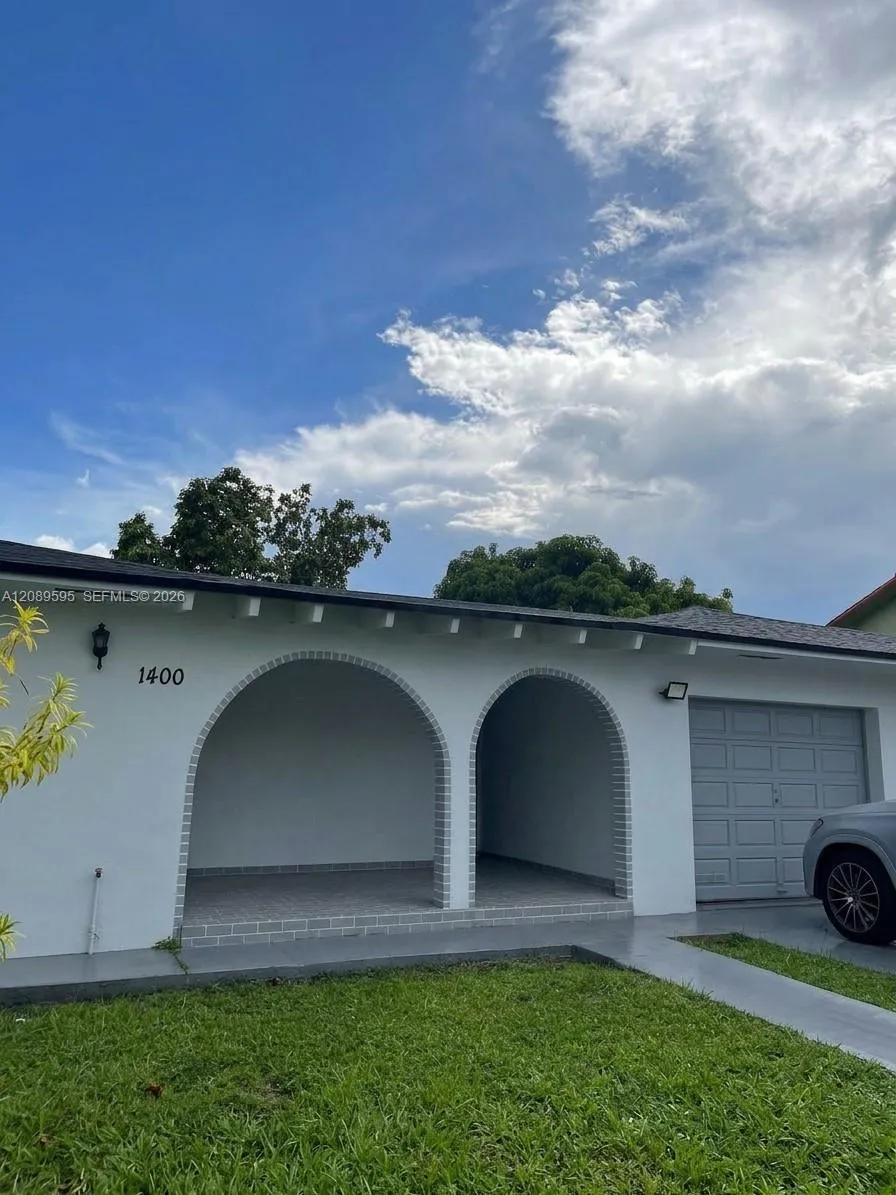 1400 W 39th Pl #1400 Hialeah, FL 33012