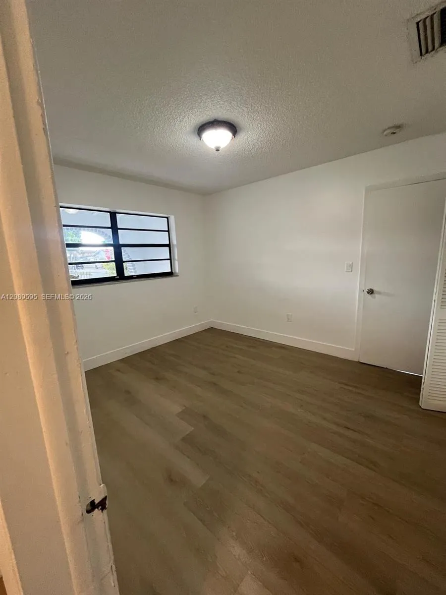 1400 W 39th Pl #1400 Hialeah, FL 33012