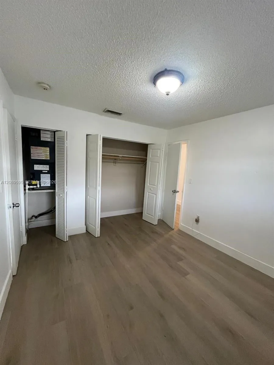 1400 W 39th Pl #1400 Hialeah, FL 33012