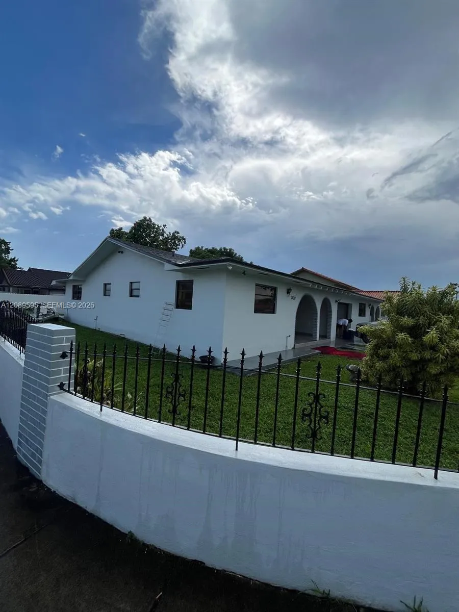 1400 W 39th Pl #1400 Hialeah, FL 33012