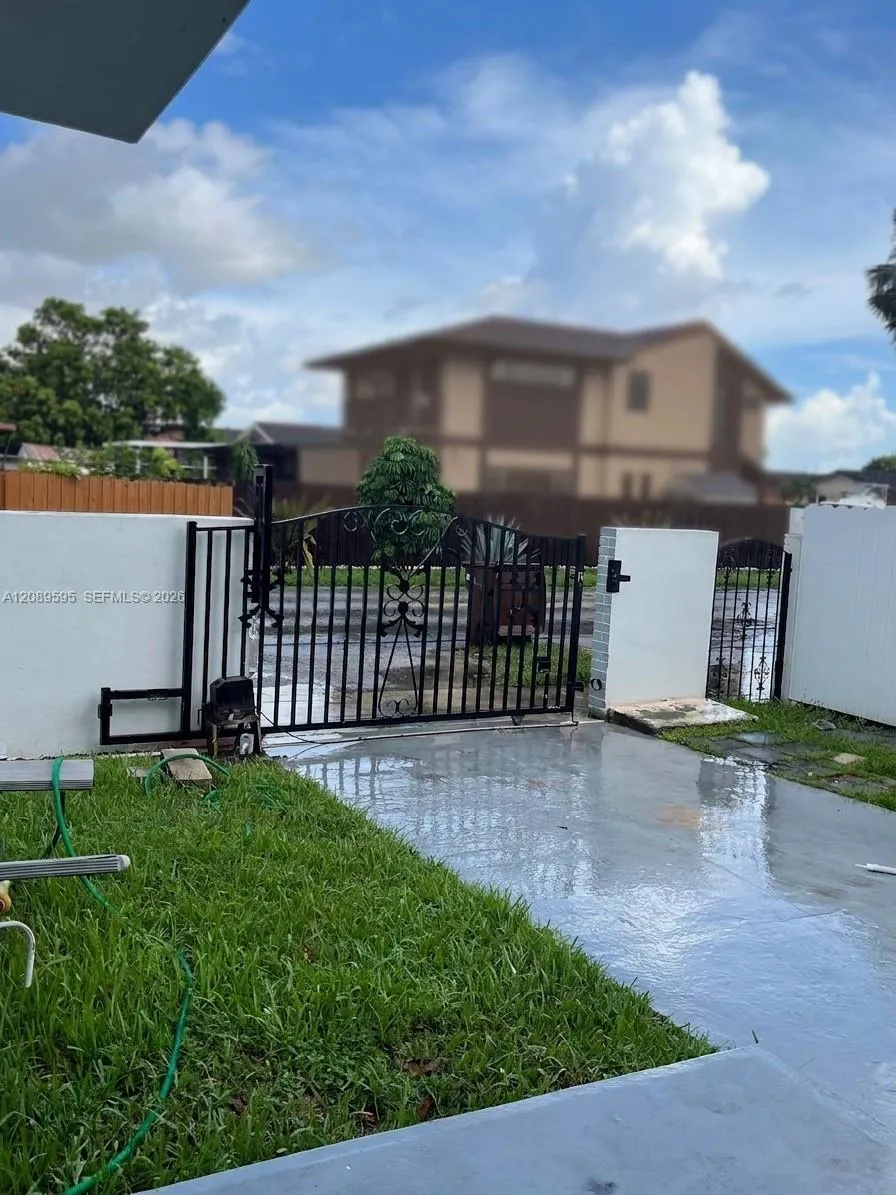 1400 W 39th Pl #1400 Hialeah, FL 33012