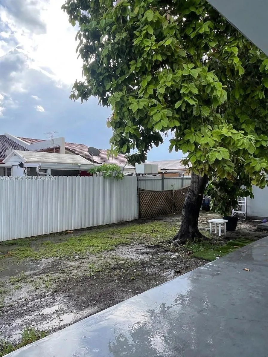 1400 W 39th Pl #1400 Hialeah, FL 33012
