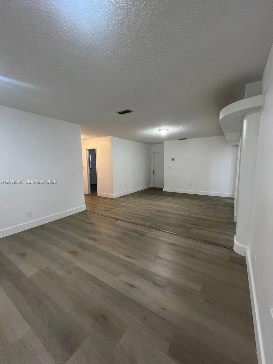 1400 W 39th Pl #1400 Hialeah, FL 33012