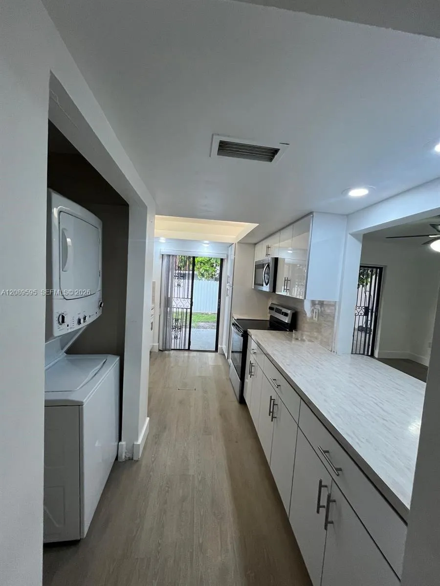 1400 W 39th Pl #1400 Hialeah, FL 33012