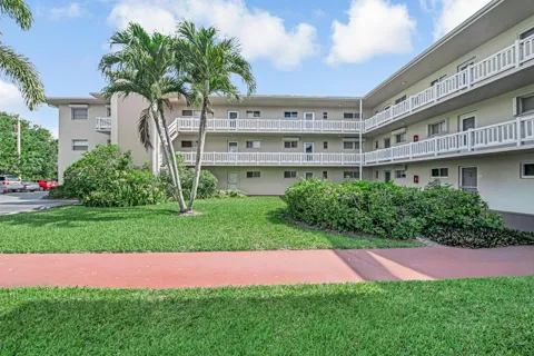2855 GARDEN DRIVE S #102