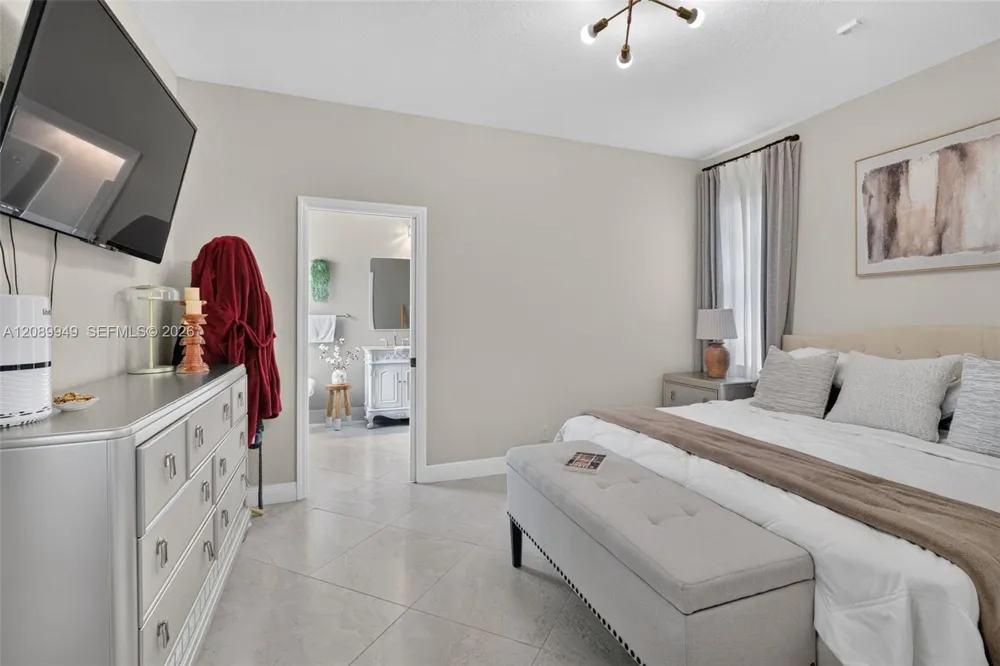 820 Falling Water Rd Weston, FL 33326