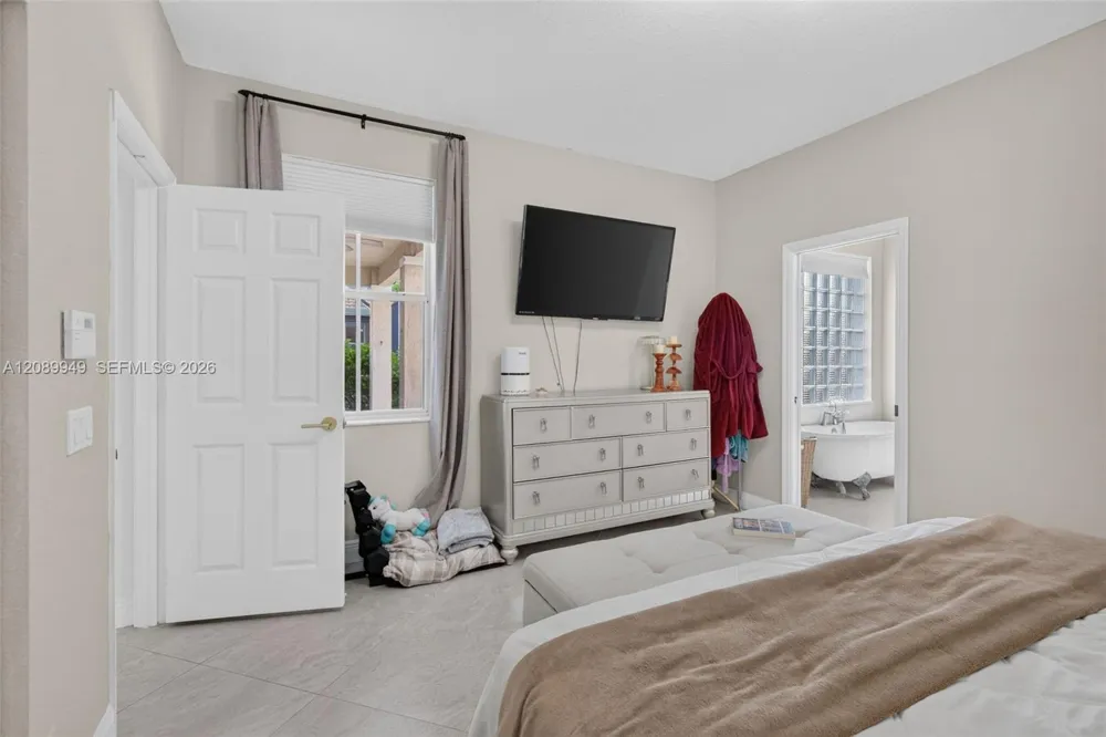 820 Falling Water Rd Weston, FL 33326