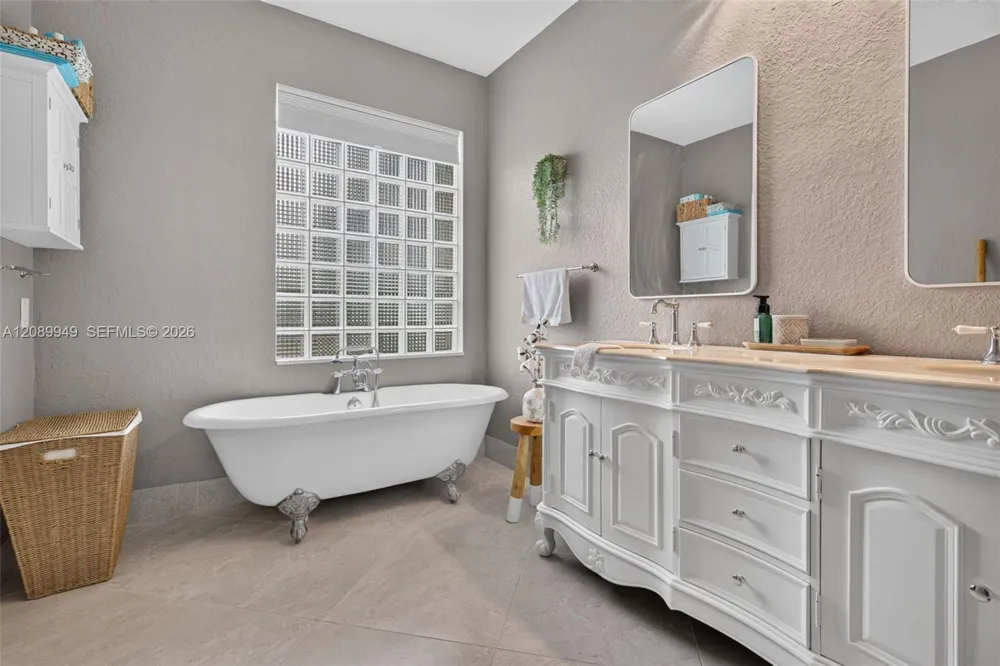 820 Falling Water Rd Weston, FL 33326