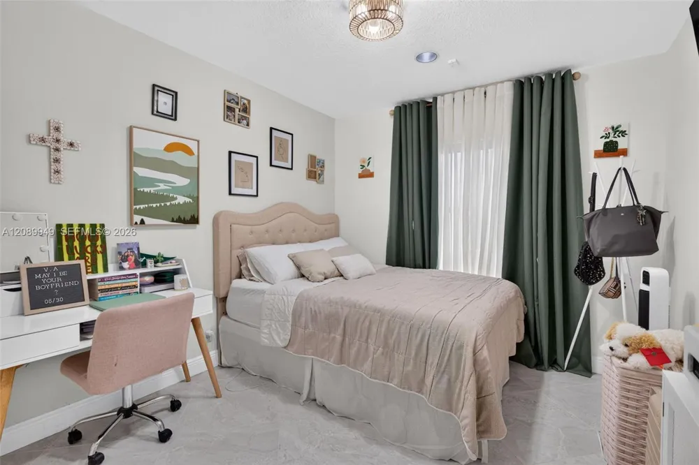 820 Falling Water Rd Weston, FL 33326