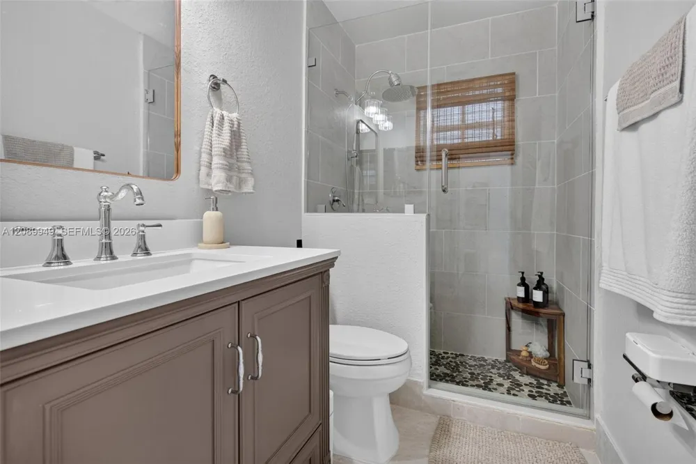 820 Falling Water Rd Weston, FL 33326