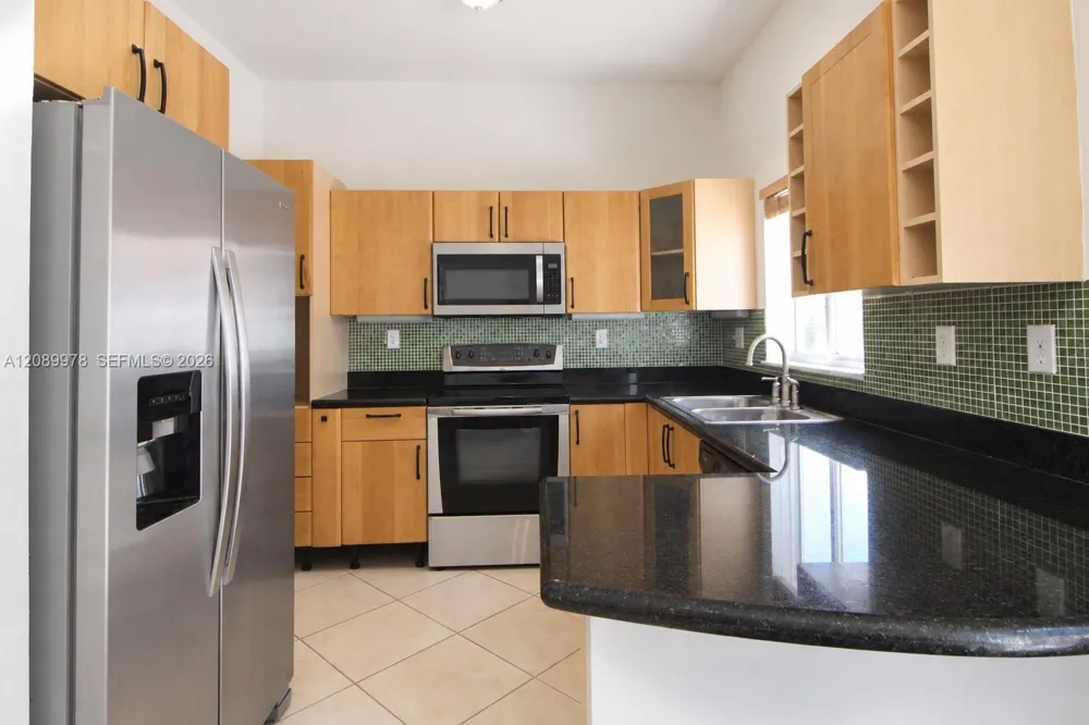 7464 NW 180th St Hialeah, FL 33015