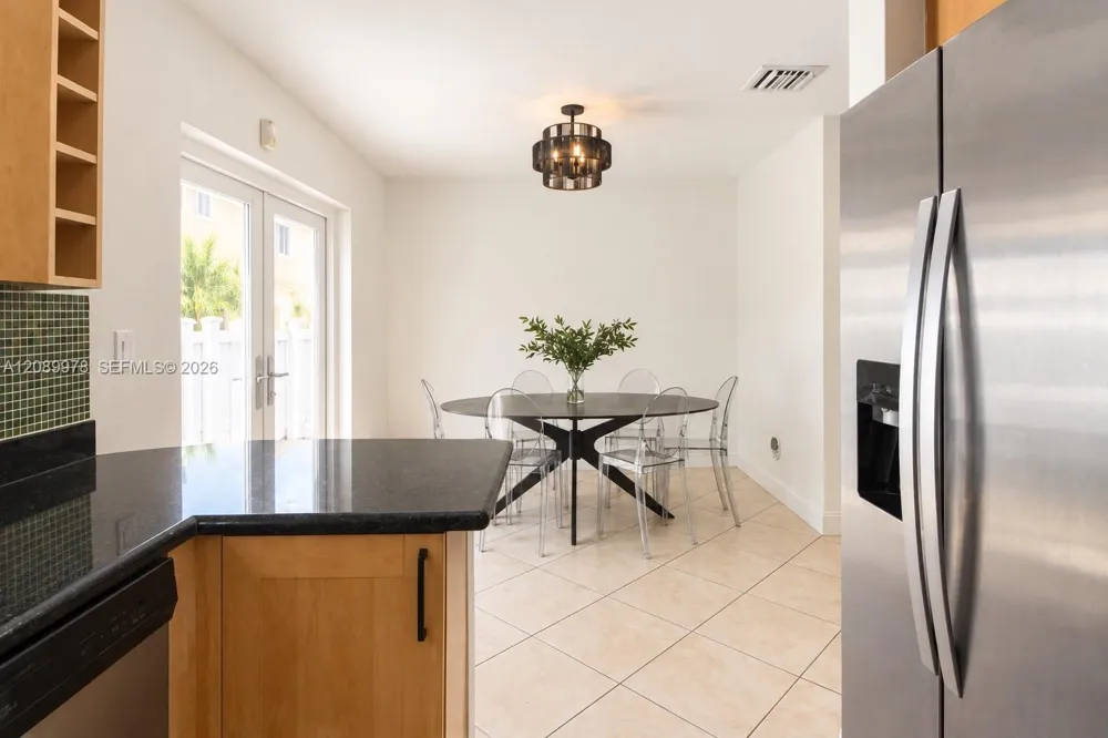 7464 NW 180th St Hialeah, FL 33015
