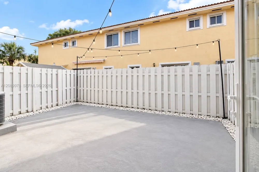 7464 NW 180th St Hialeah, FL 33015