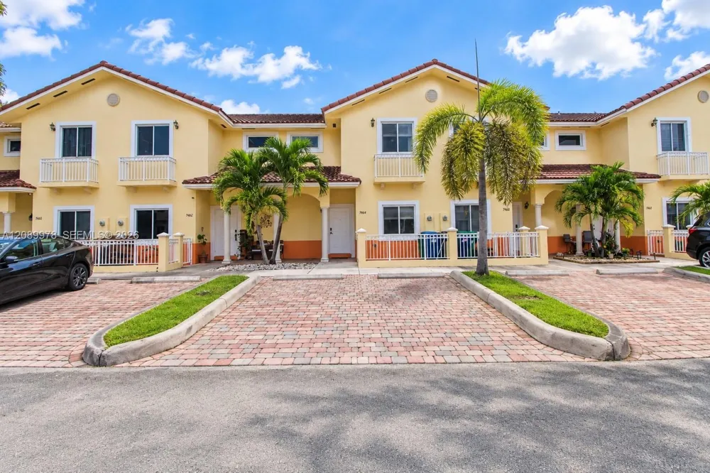 7464 NW 180th St Hialeah, FL 33015