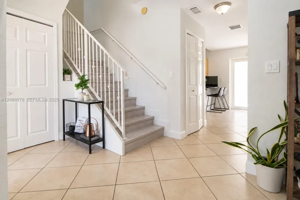 7464 NW 180th St Hialeah, FL 33015