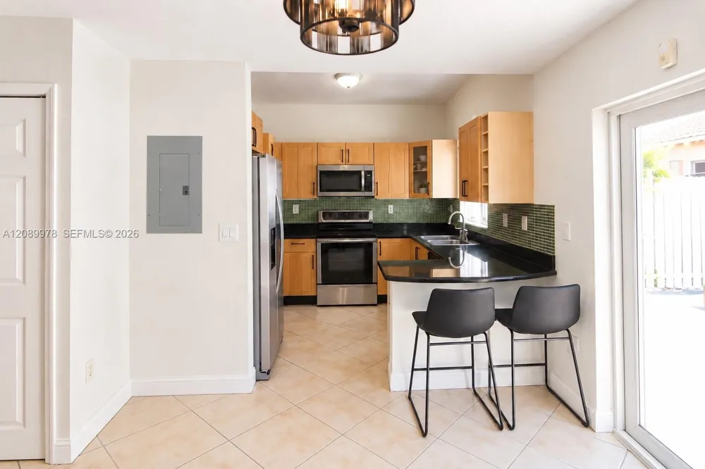 7464 NW 180th St Hialeah, FL 33015