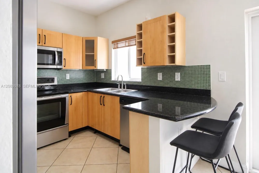 7464 NW 180th St Hialeah, FL 33015