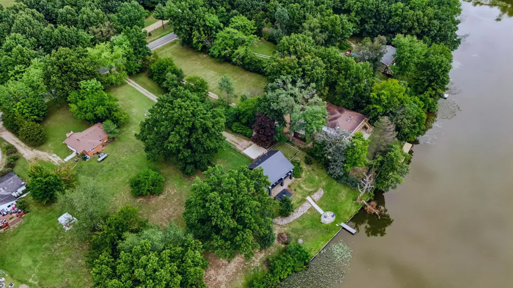 18729 S River Road Three Rivers, MI 49093