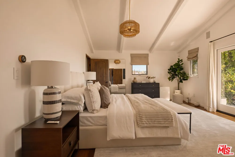 8148 Mannix Drive Los Angeles, CA 90046