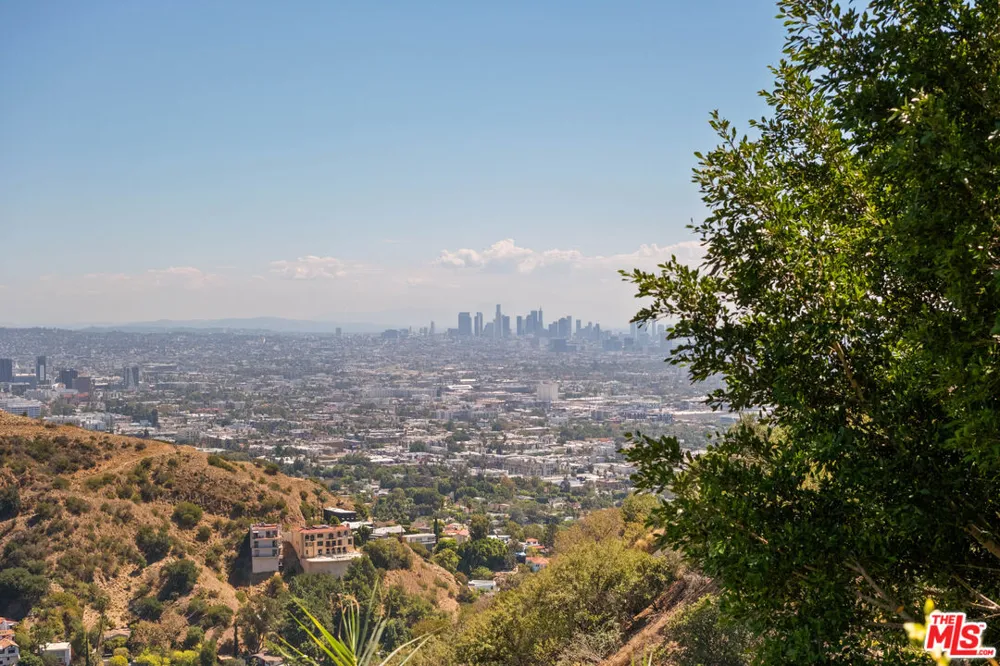 8148 Mannix Drive Los Angeles, CA 90046