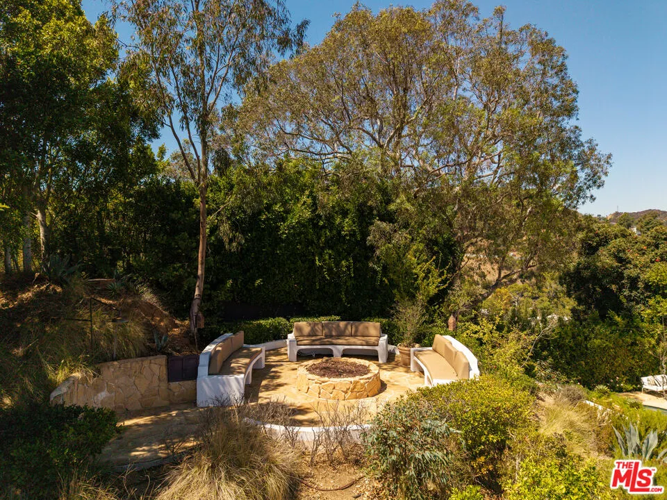 8148 Mannix Drive Los Angeles, CA 90046