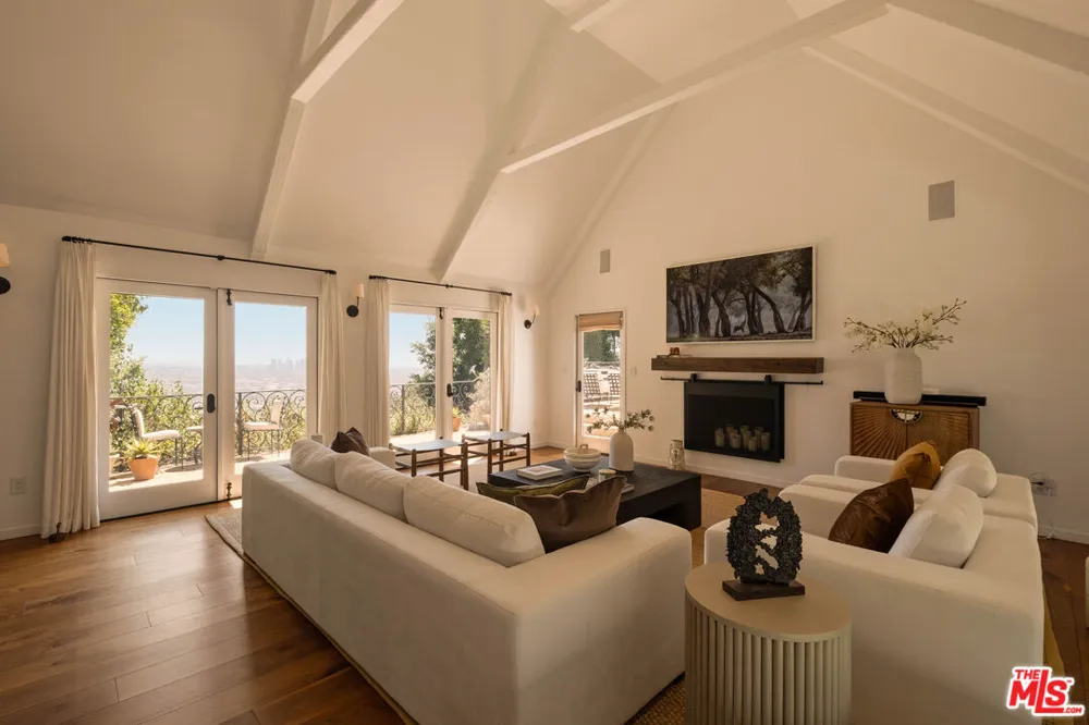 8148 Mannix Drive Los Angeles, CA 90046