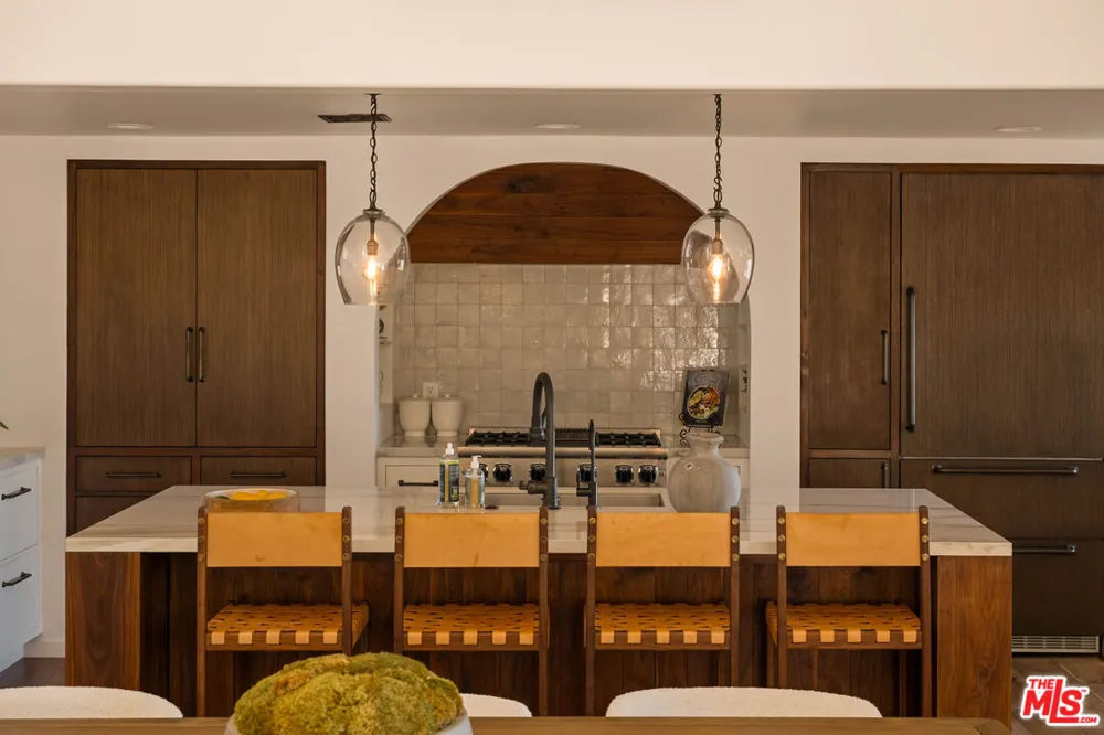 8148 Mannix Drive Los Angeles, CA 90046