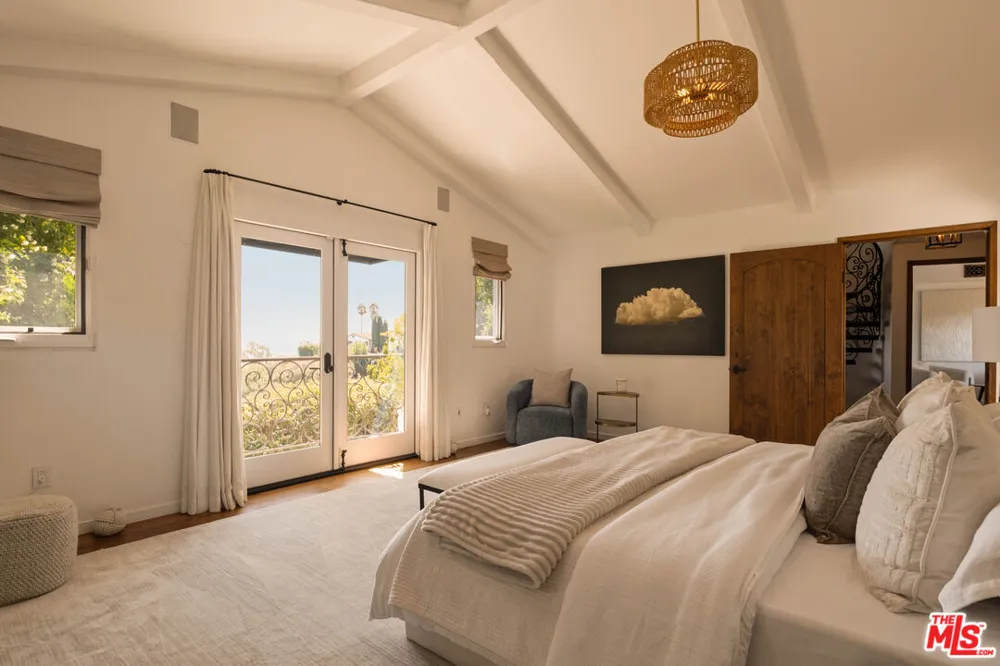 8148 Mannix Drive Los Angeles, CA 90046