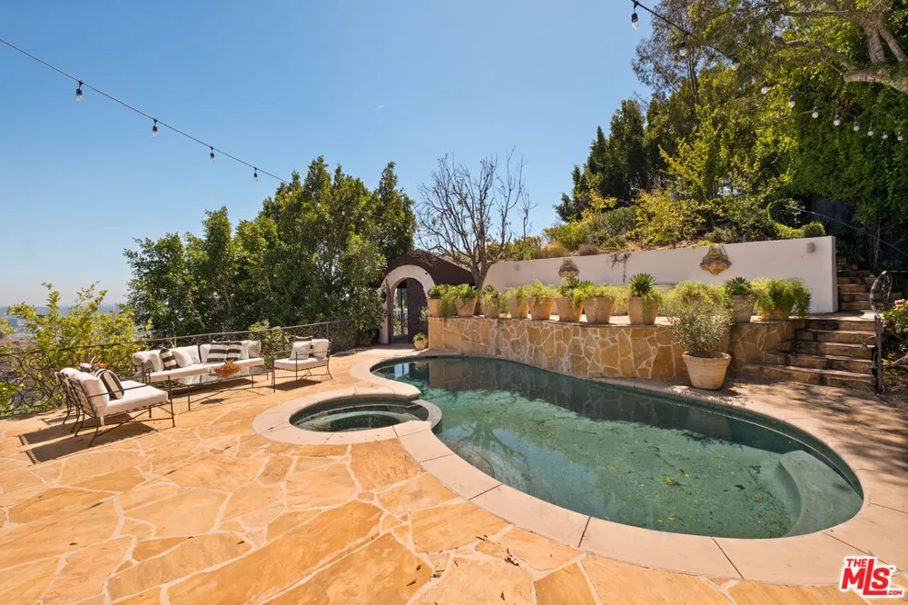 8148 Mannix Drive Los Angeles, CA 90046