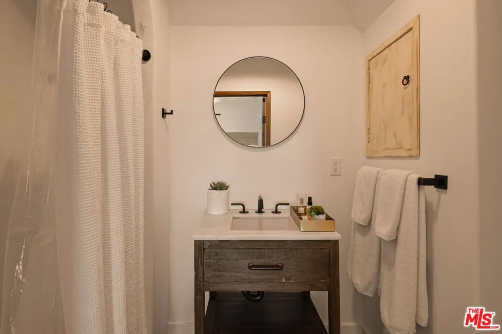 8148 Mannix Drive Los Angeles, CA 90046