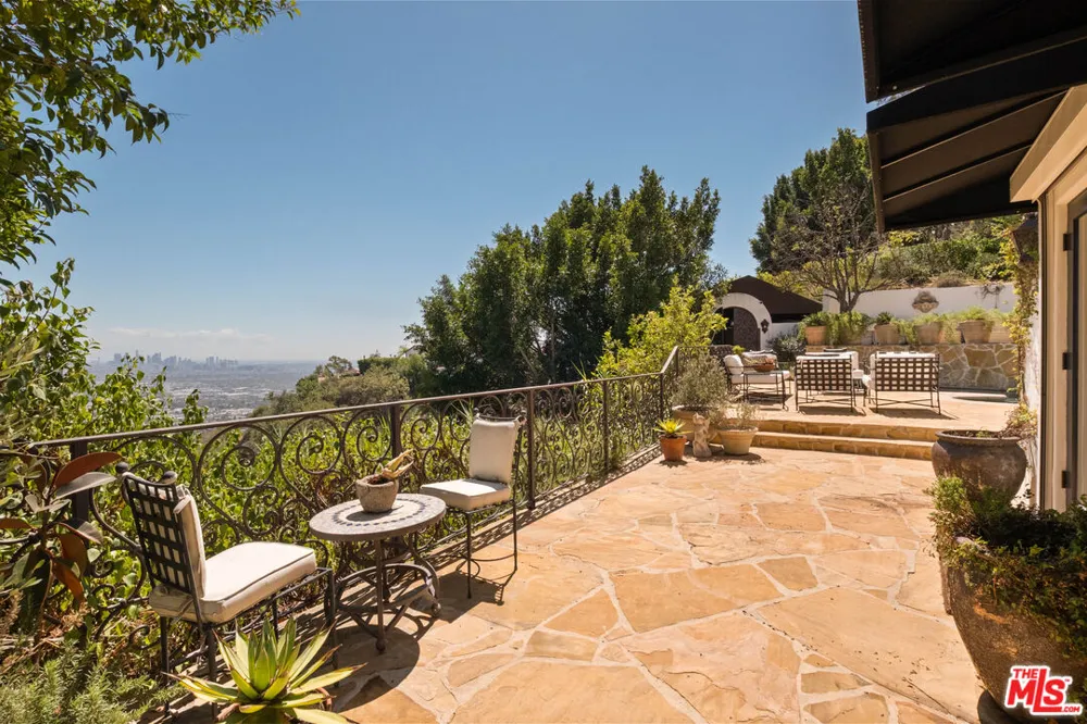 8148 Mannix Drive Los Angeles, CA 90046