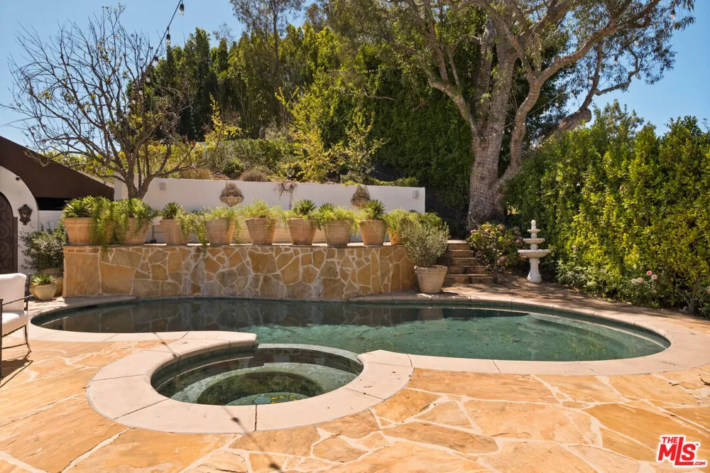 8148 Mannix Drive Los Angeles, CA 90046