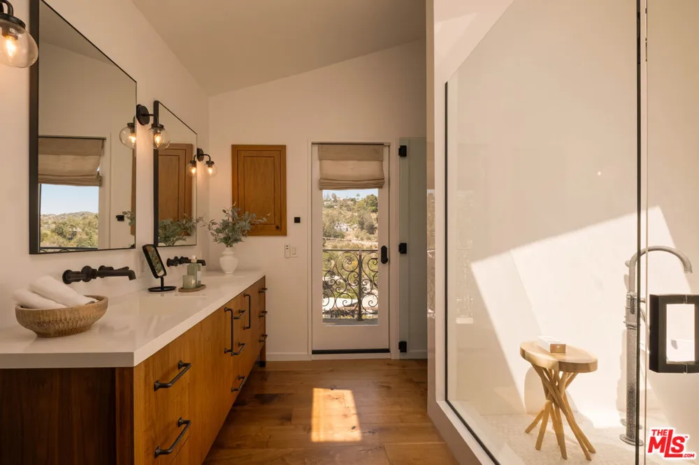 8148 Mannix Drive Los Angeles, CA 90046