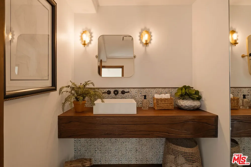 8148 Mannix Drive Los Angeles, CA 90046