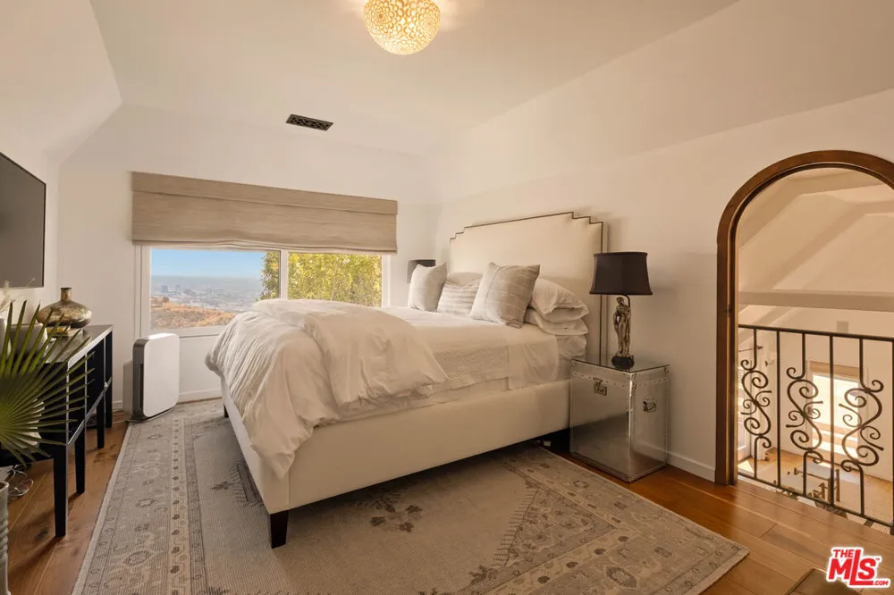 8148 Mannix Drive Los Angeles, CA 90046