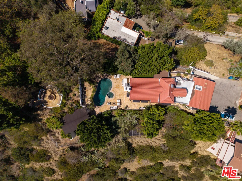 8148 Mannix Drive Los Angeles, CA 90046