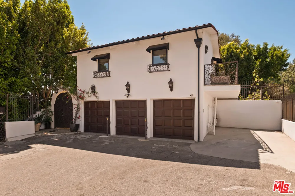 8148 Mannix Drive Los Angeles, CA 90046