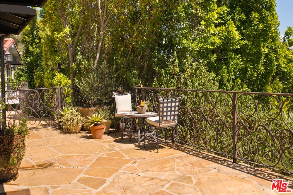 8148 Mannix Drive Los Angeles, CA 90046