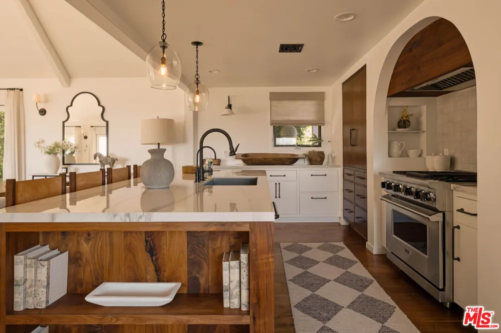 8148 Mannix Drive Los Angeles, CA 90046