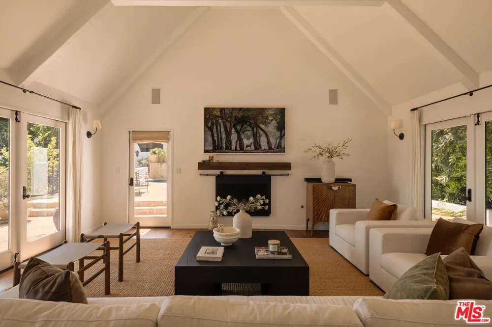 8148 Mannix Drive Los Angeles, CA 90046