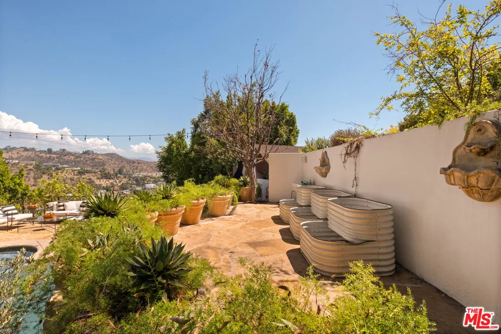 8148 Mannix Drive Los Angeles, CA 90046
