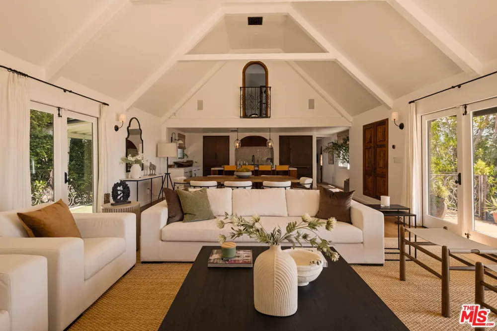 8148 Mannix Drive Los Angeles, CA 90046