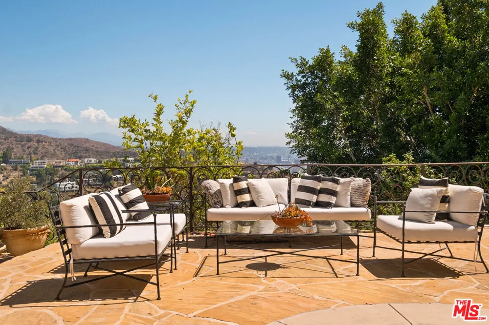 8148 Mannix Drive Los Angeles, CA 90046