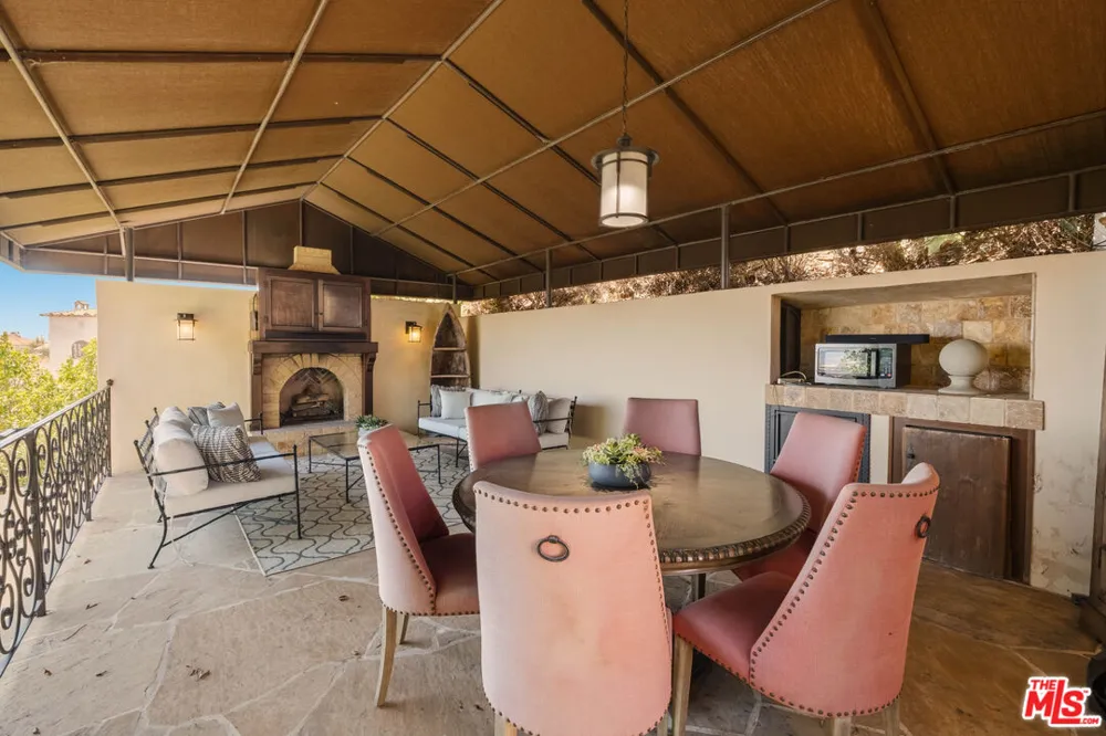 8148 Mannix Drive Los Angeles, CA 90046