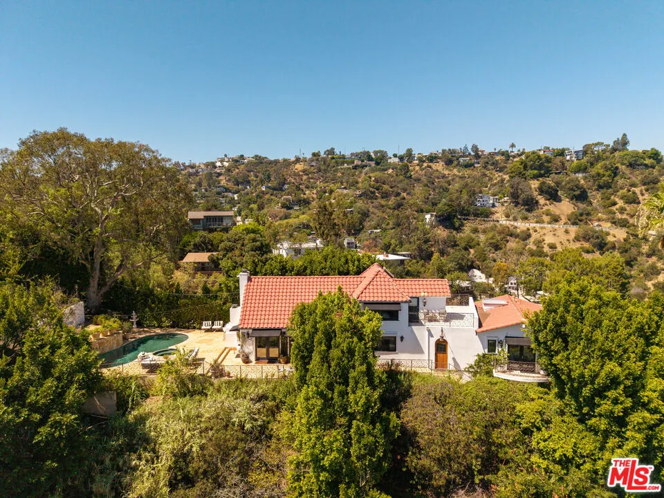 8148 Mannix Drive Los Angeles, CA 90046