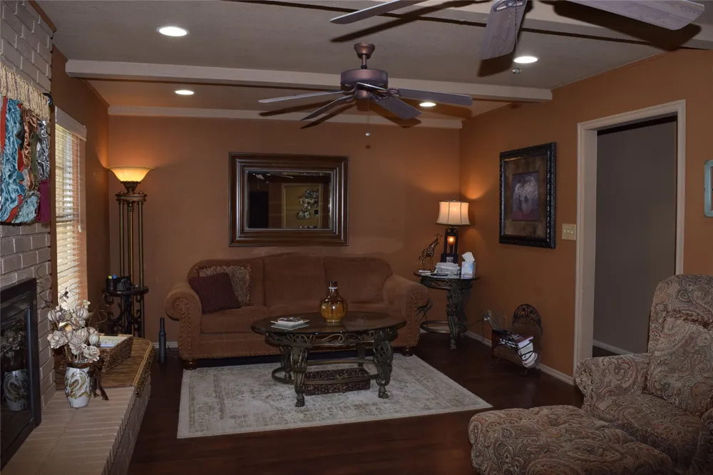 8 Town and Country Circle Ardmore, OK 73401