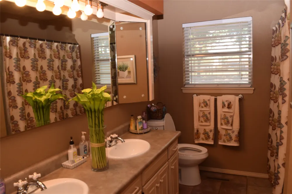 8 Town and Country Circle Ardmore, OK 73401